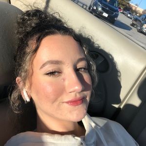 Meet your Posher, Aili